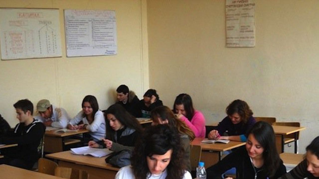 Матурата по български език и литература за зрелостници става в три части?