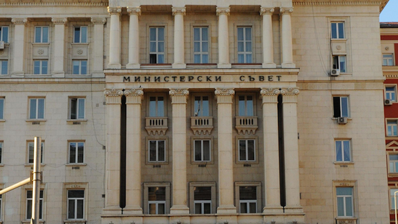 Кабинетът бърка в държавния резерв заради бежанците