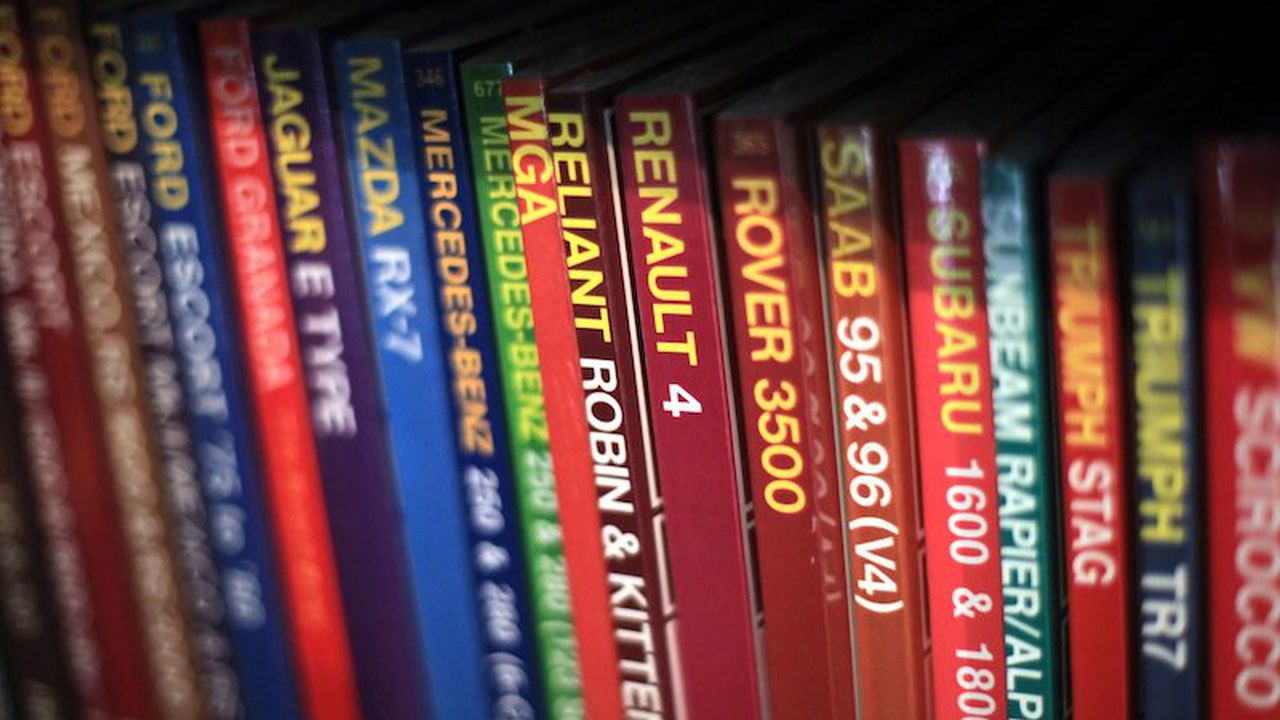 Пръскат книги в библиотека срещу паразити