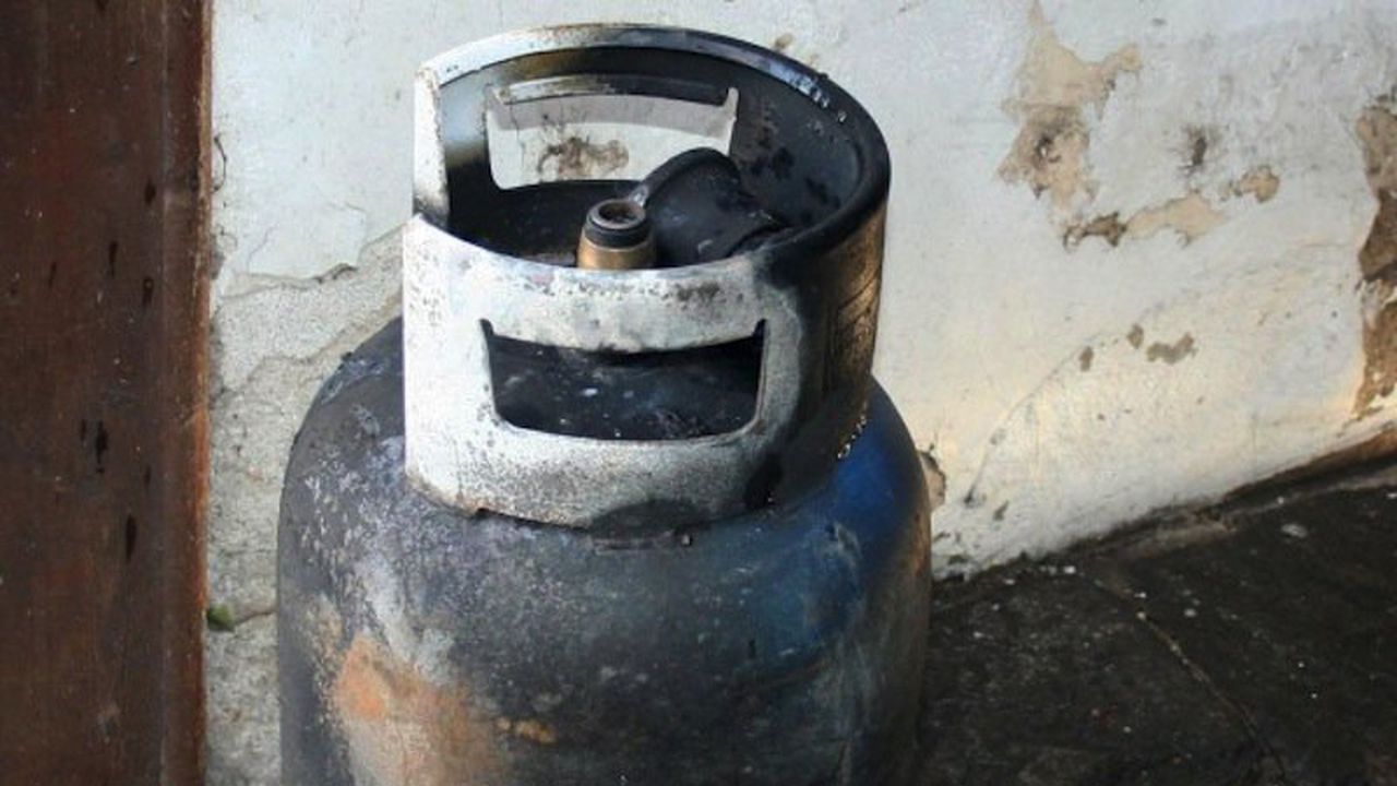 Газова бутилка гръмна в ръцете на мъж, пекъл чушки