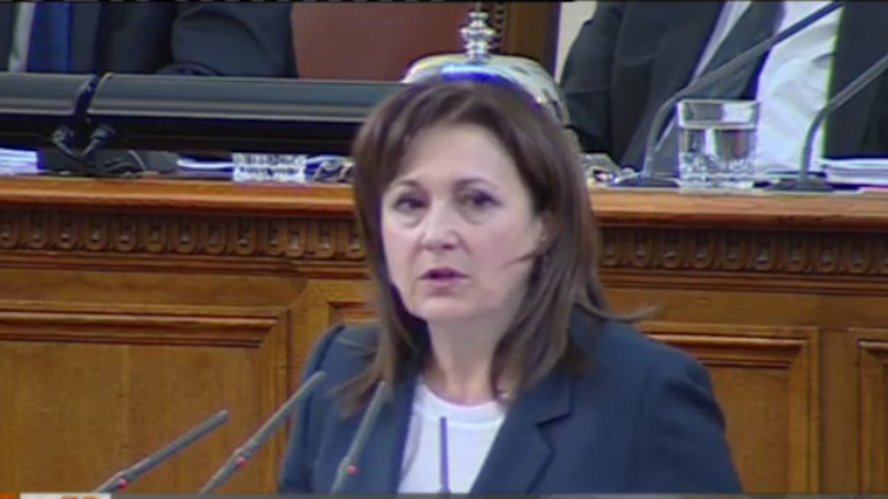 БСП към Бъчварова: Шапка с логото на БПС не е бурка, за да се налага да бъде сваляна