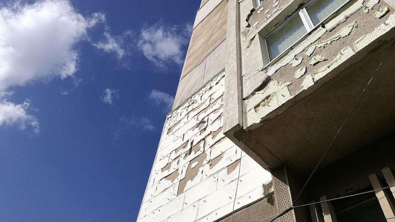 Бурен вятър отнесе изолация на блок в Хасково (снимки)