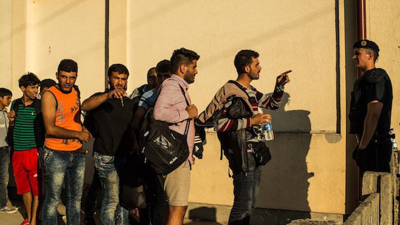 Спънатият от оператор бежанец в Унгария бил член на терористична организация