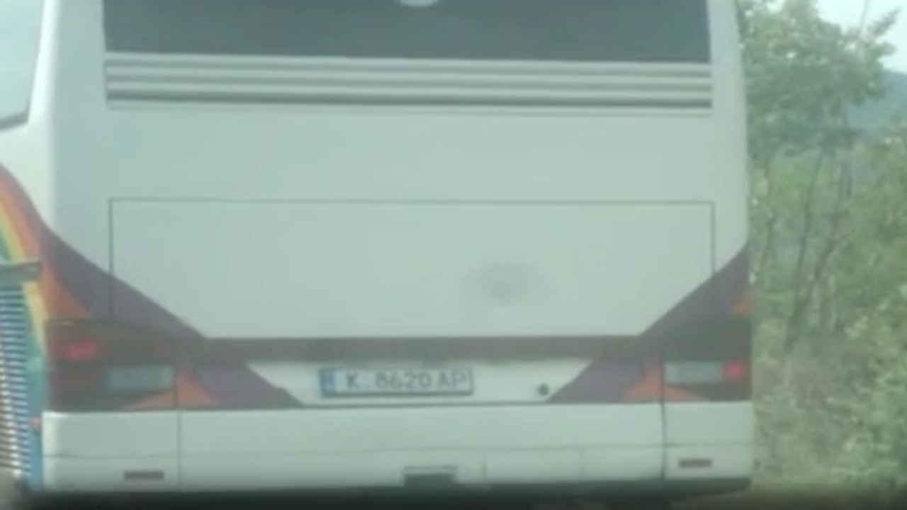 Вижте как автобус изпреварва в аварийната лента на АМ "Тракия" (снимки+видео)