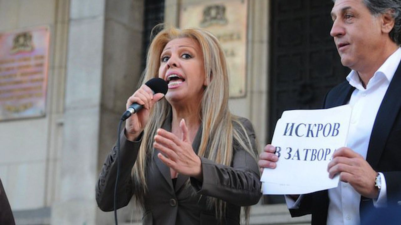 Луна редувала секс и бой