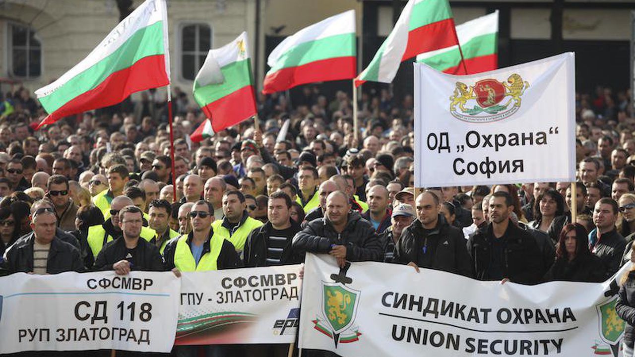 Полицаите на нов протест пред парламента