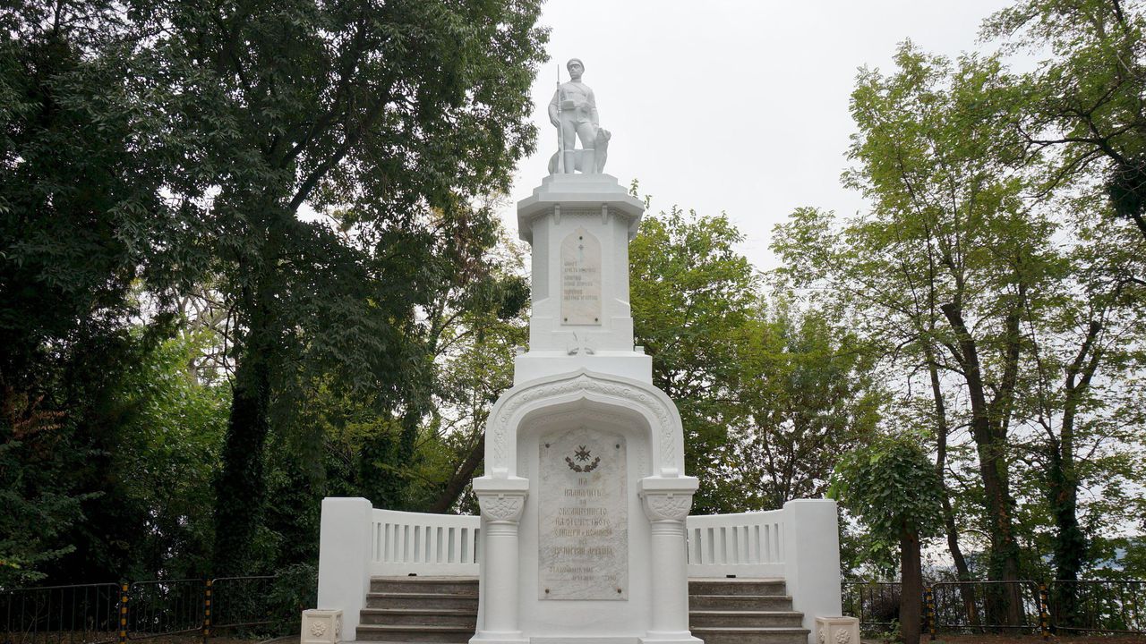 Реставрираха паметника на граничаря в Морската градина на Варна (снимки)