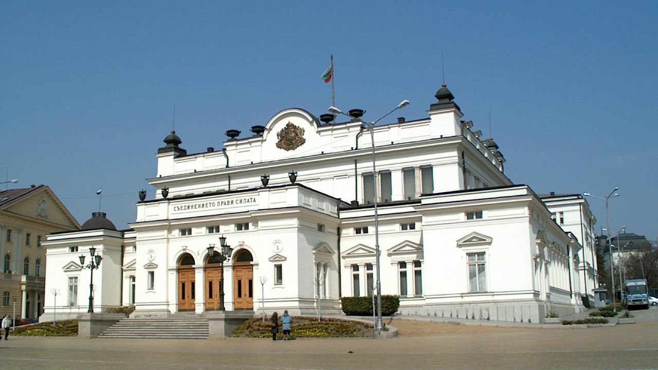 Привикват в парламента шефа на НАП за картела при горивата
