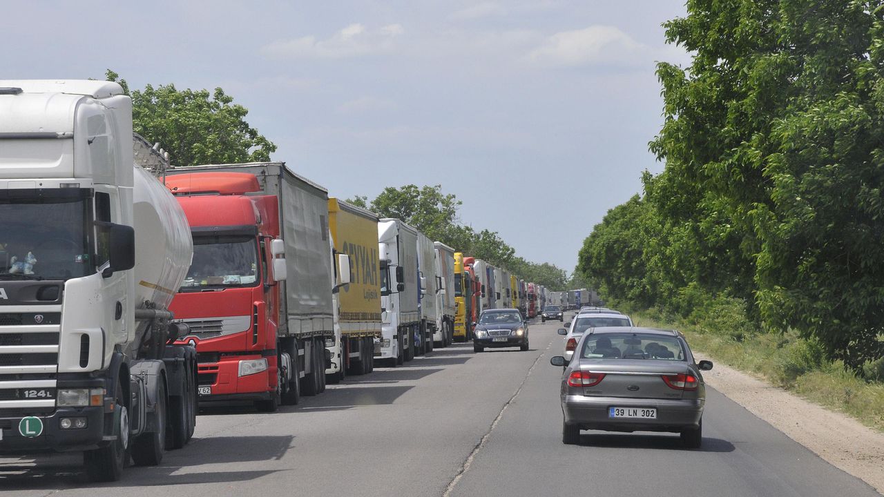 Спират движението на тирове над 20 тона по пътя Силистра-Русе и в още пет области заради жегите