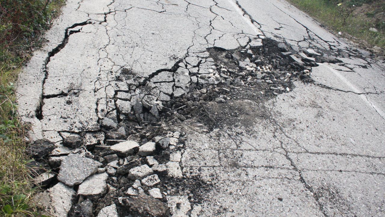 Свлачище затруднява движението в Кресненското дефиле