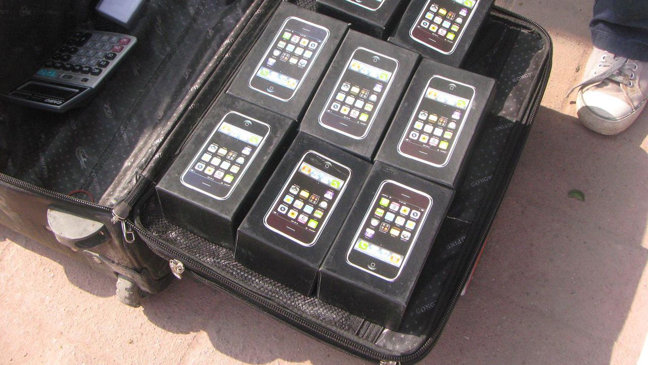 Завод в Китай произвел фалшиви смартфони iPhone за 19 млн. долара