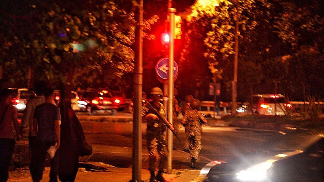 В Турция е обявен полицейски час и военно положение