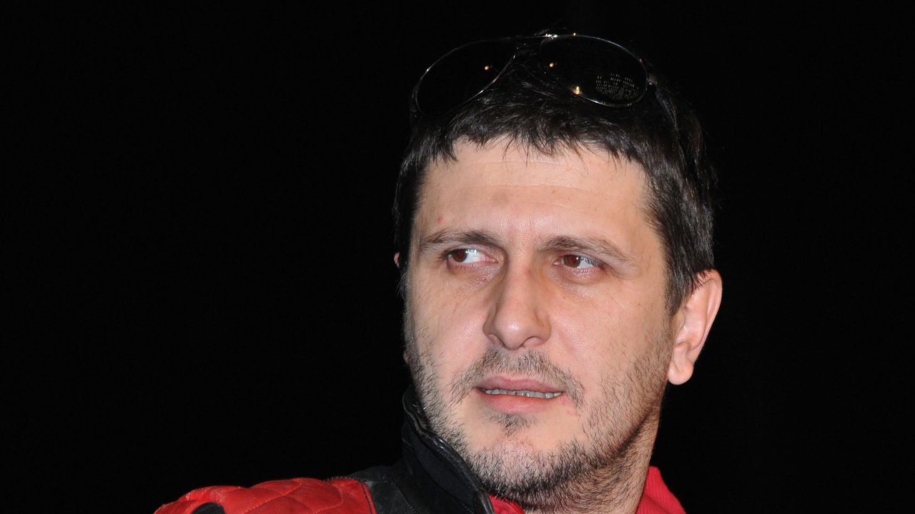 Блатечки ходи без гащи и умира за групов секс