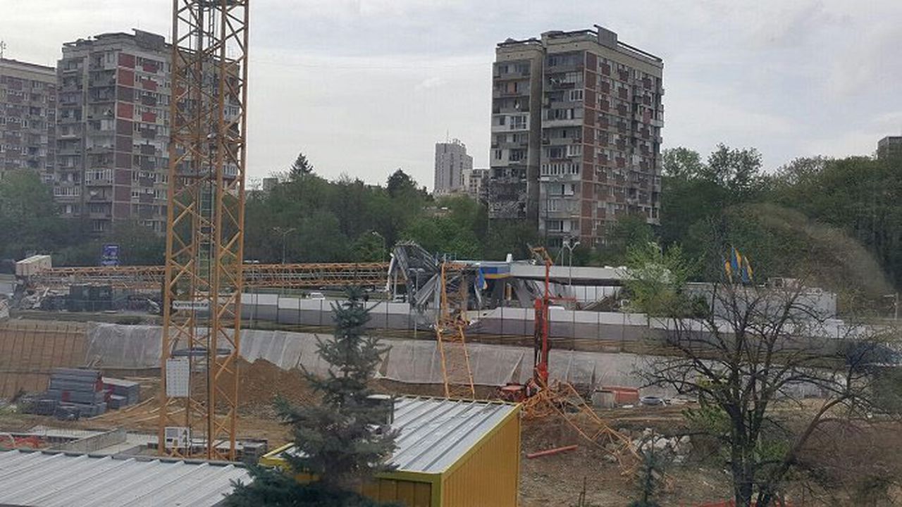 Кран падна върху бензиностанция в София, трима души са пострадали (обновена+снимки+видео)