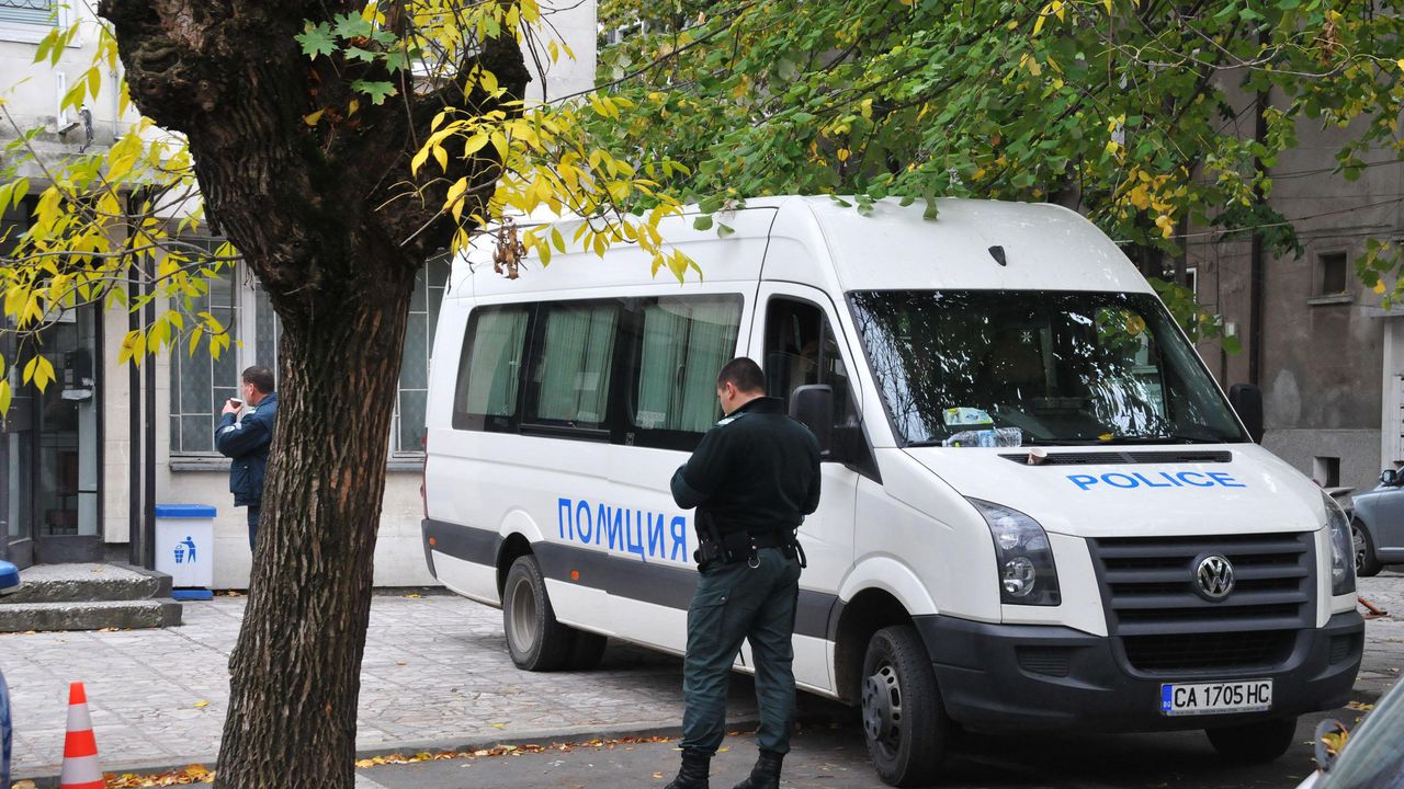 Задържаха микробус с 32 бежанци