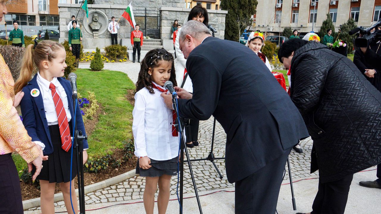 Сливенски първокласници положиха клетва да пазят заветите на будителите (снимки)