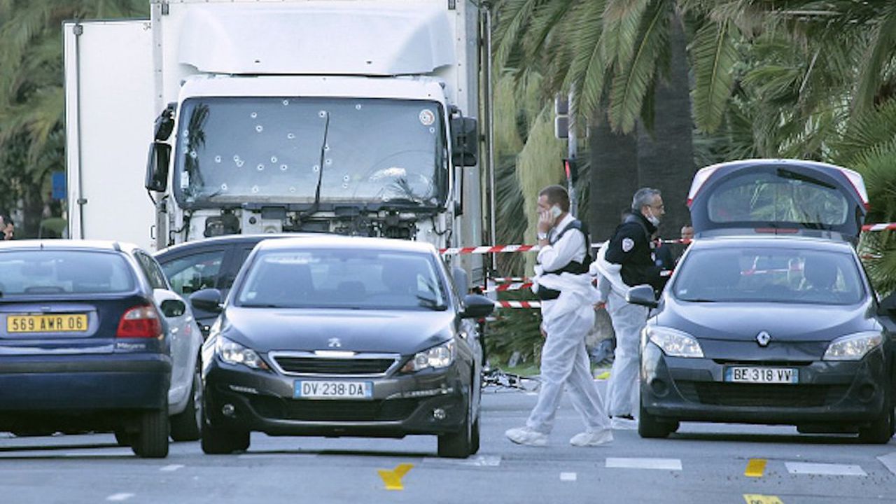 Откриха живо и здраво бебе чрез фейсбук, изгубено в ужаса в Ница