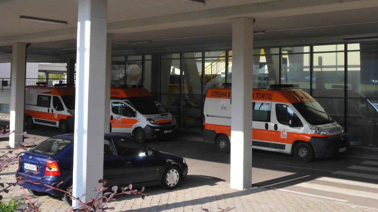 Хората от СИК остават заключени в "Арена Армеец", още един мъж припадна