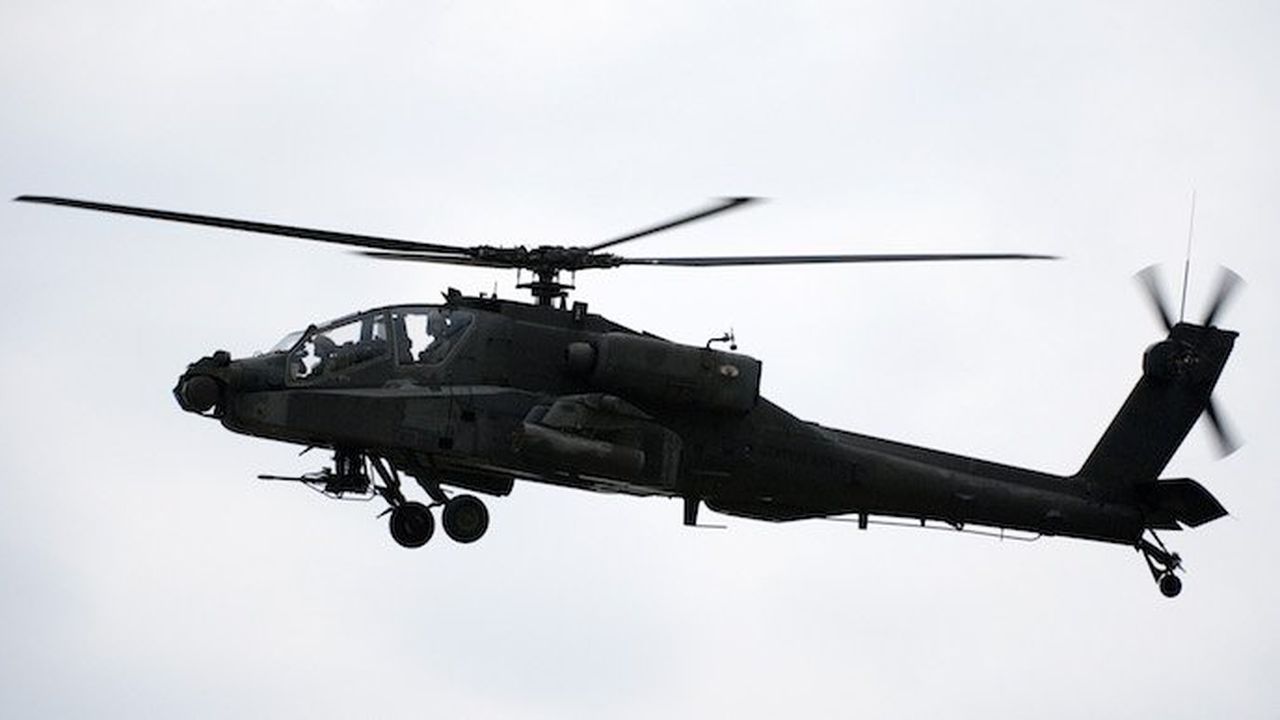 Бреговата охрана на САЩ издирва два военни хеликоптера след сблъсък във въздуха