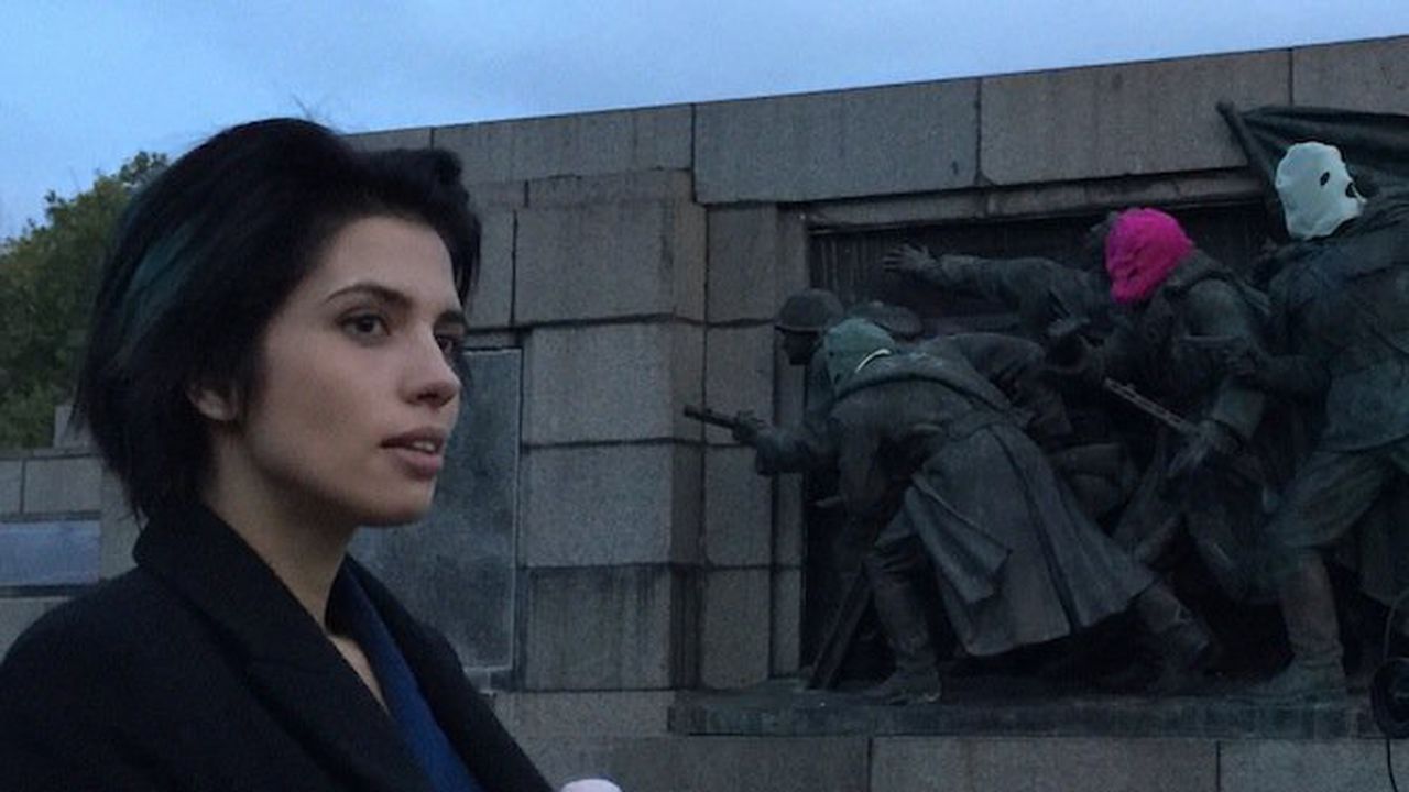 Pussy Riot нахлузиха маски на Паметника на съветската армия в София (снимка)