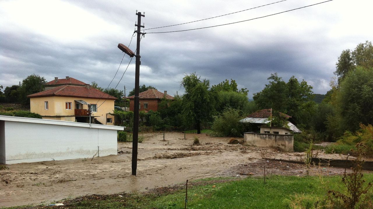 Бедствено положение в Смолян. Хасковско е под вода (обновена)