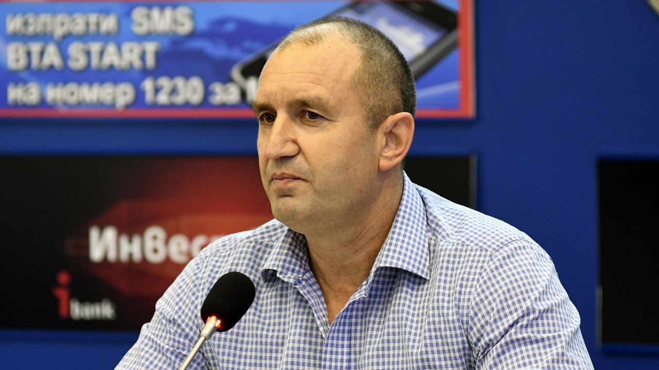 Румен Радев вече реди хората, които ще заведе в президентството (снимки)