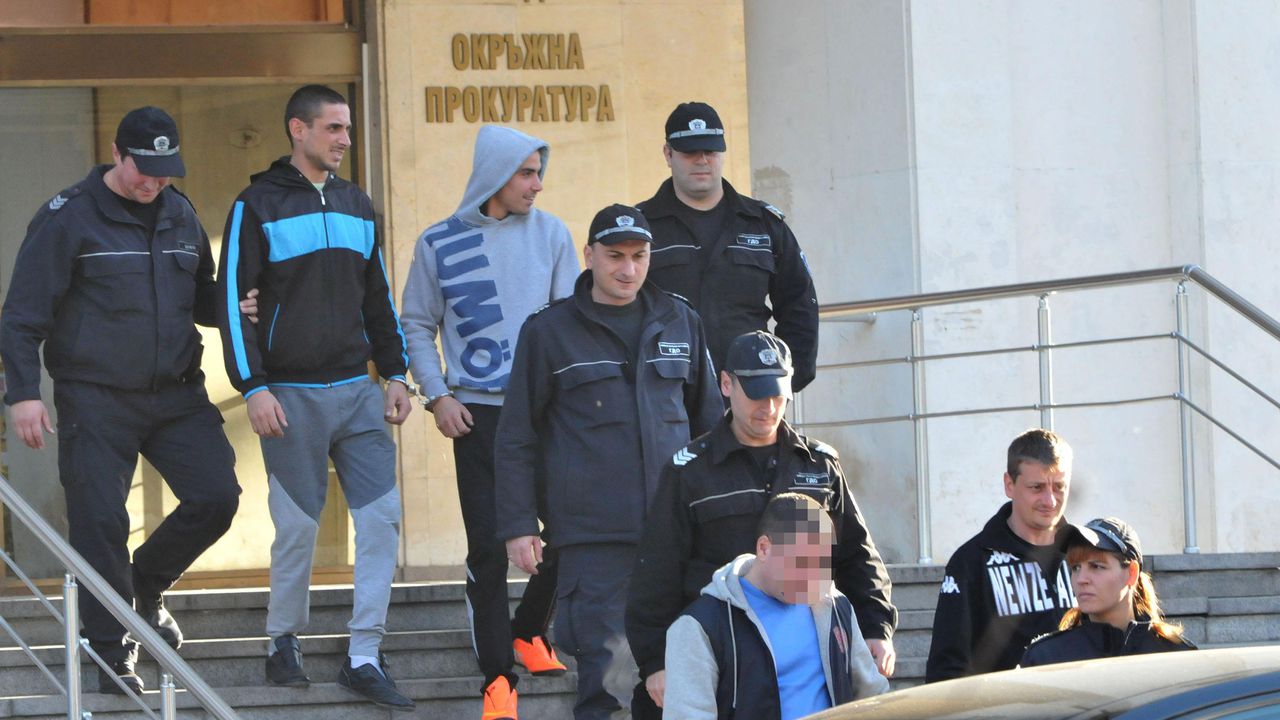 Бургаският съд остави в ареста трима трафиканти на бежанци (снимки)