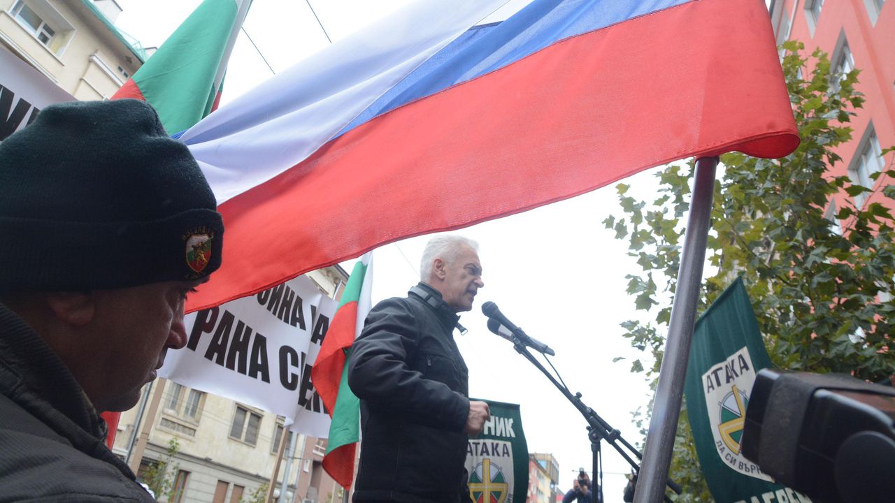 "Атака" поднесе венци пред паметника на Съветската армия
