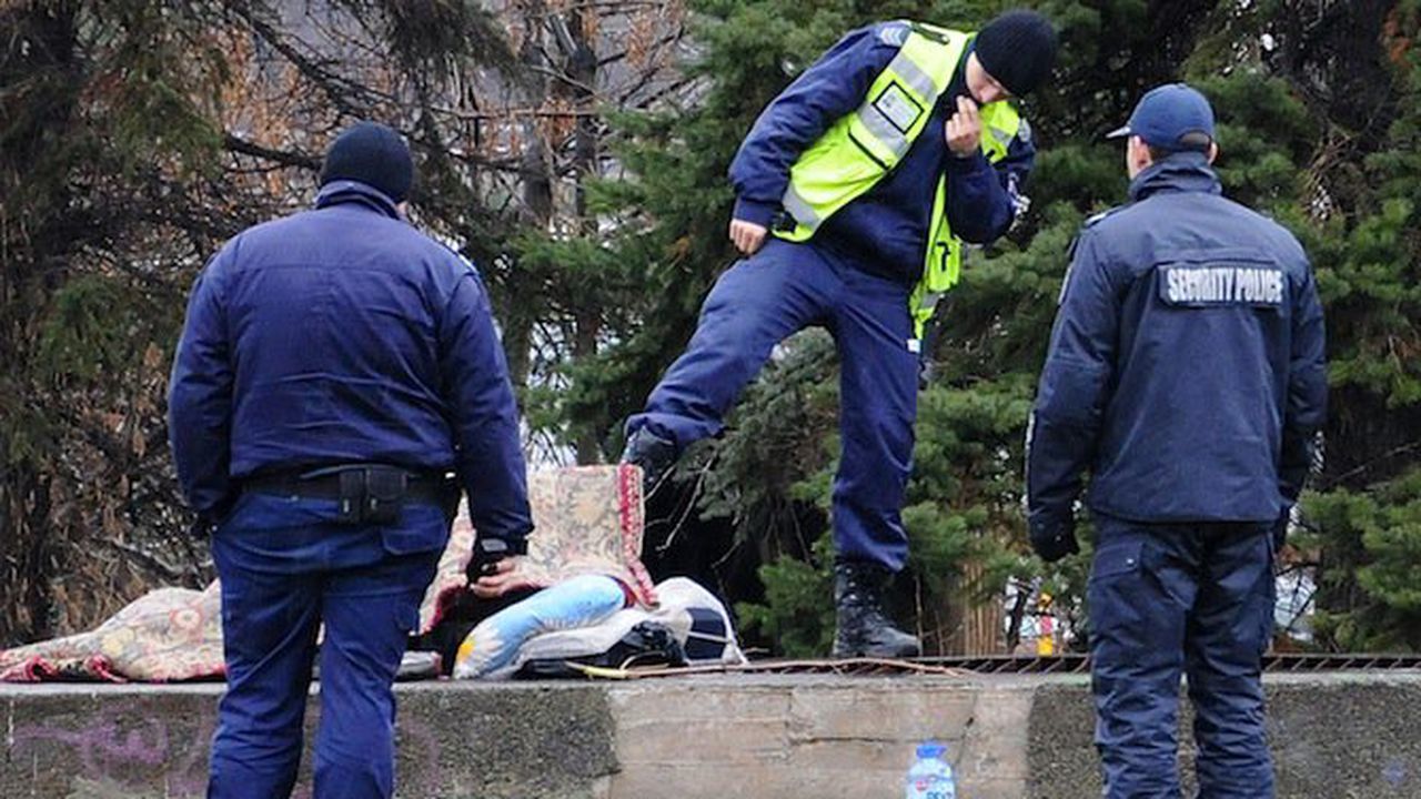 Луд клошар напада хора в градинката на НДК