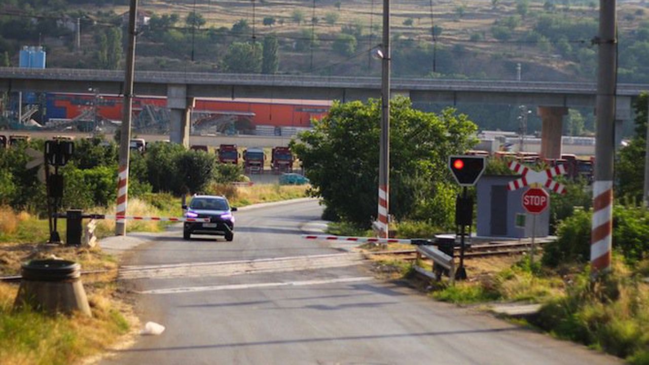 Микробус се заби във влак на жп прелез при с. Антон