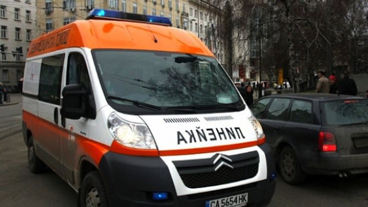 Автобус мина през ръката на мъж във Варна