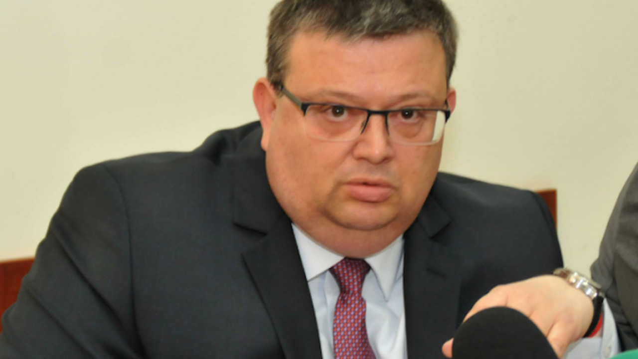 Цацаров иска образуване на дисциплинарни производства срещу двама прокурори и следовател