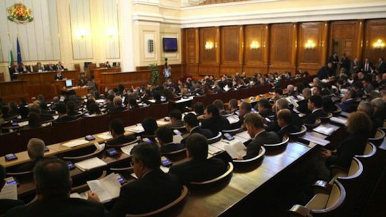 Парламентът решава окончателно за празниците и почивките около тях
