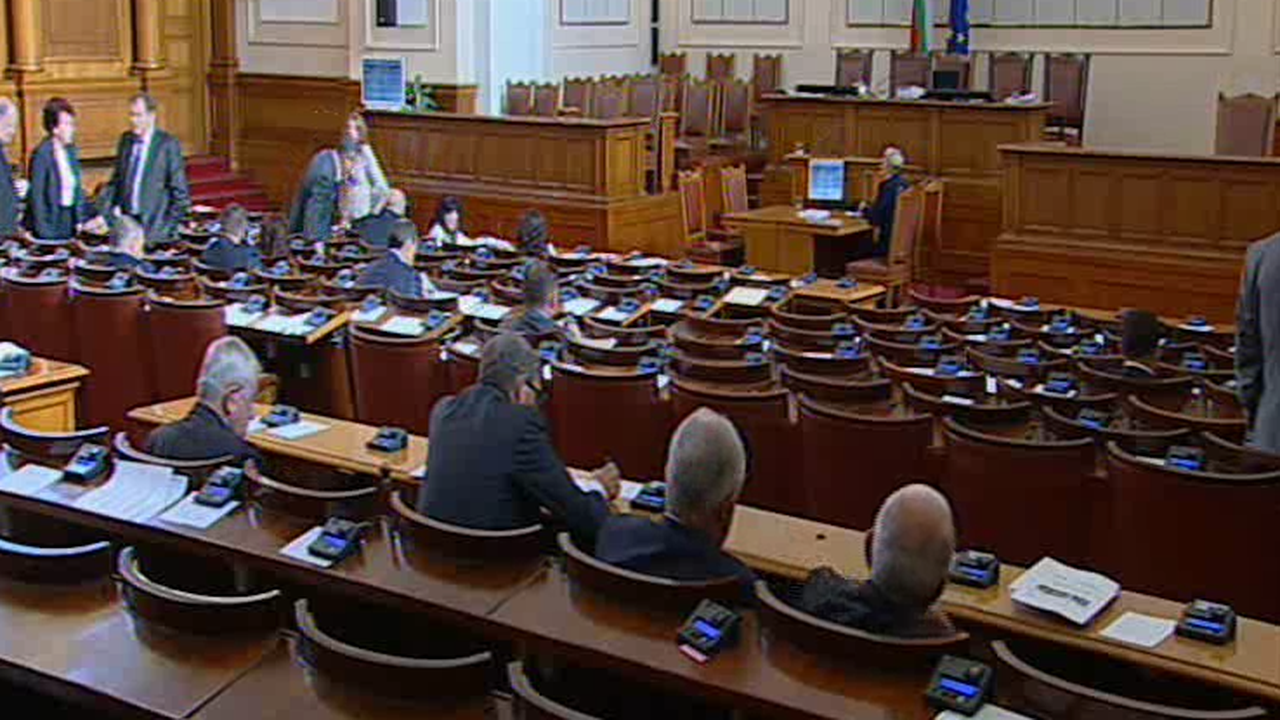 Парламентът започна работа от трети опит