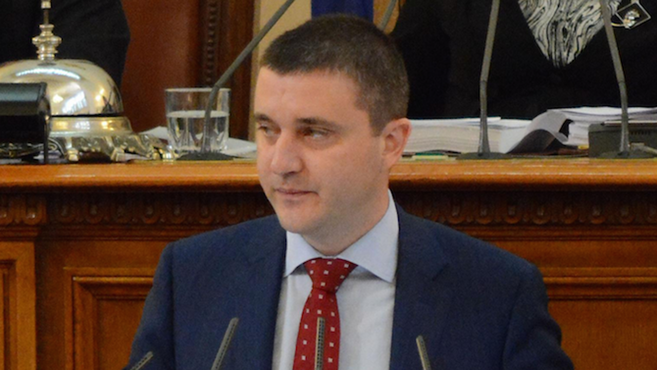 Горанов: Икономически по-доброто решение е да продължим с концесията на летище София (видео)