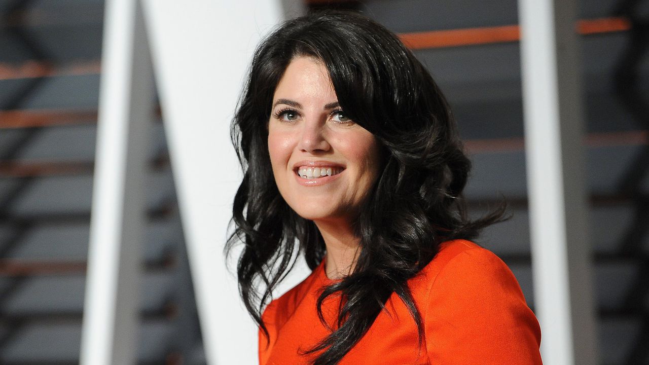 Дават 1 млн. долара на Моника за роклята със сперма на Клинтън