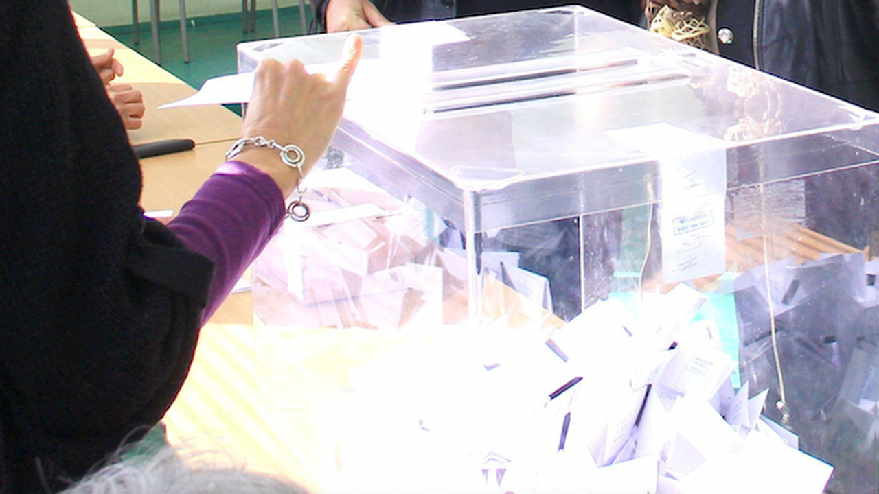 Пилот на изтребител отвя най-богатата кметица