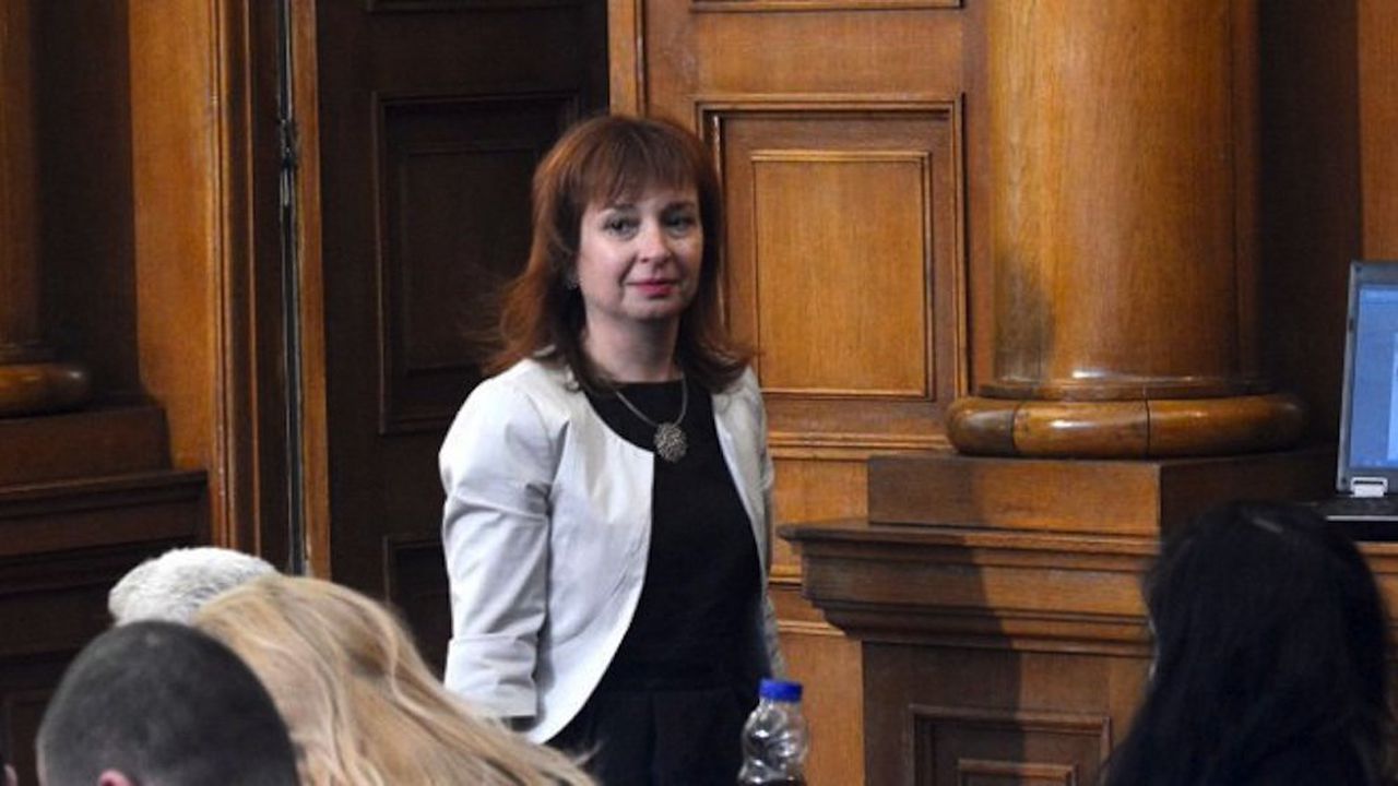 Русинова: Социалният министър прави социална, а не социалистическа политика