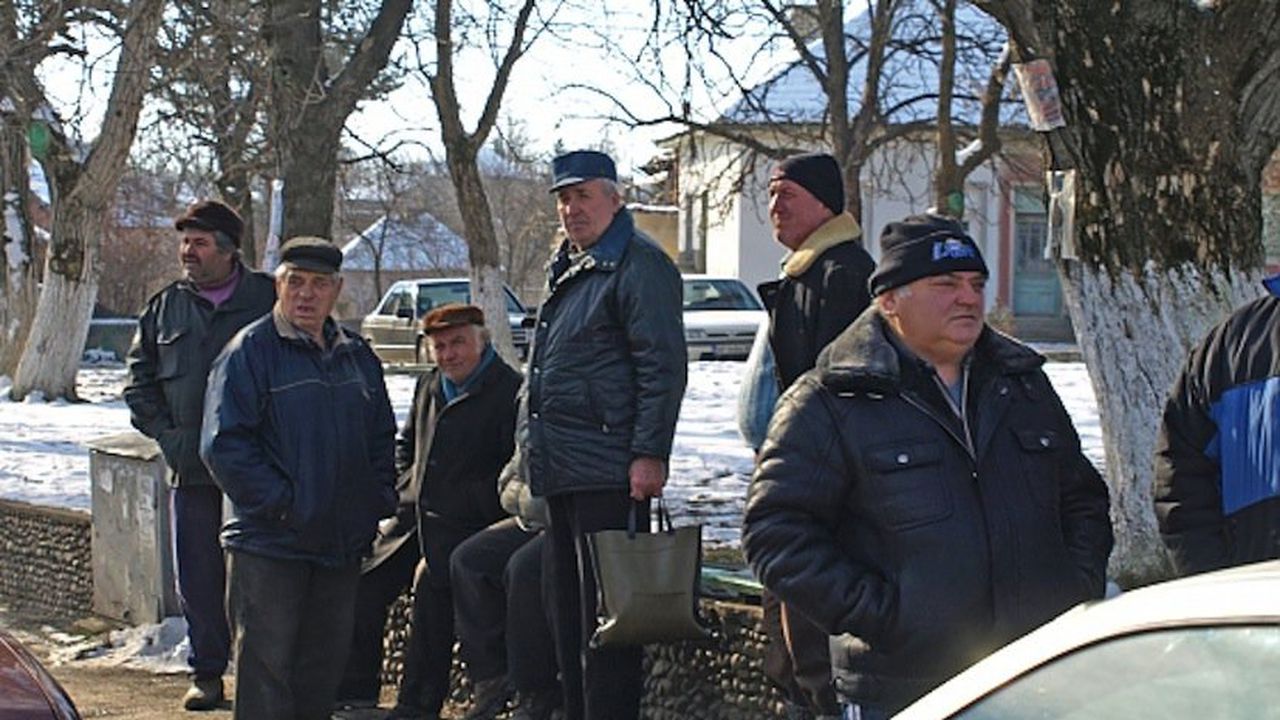 Гладно село щурмува общината с празни тенджери