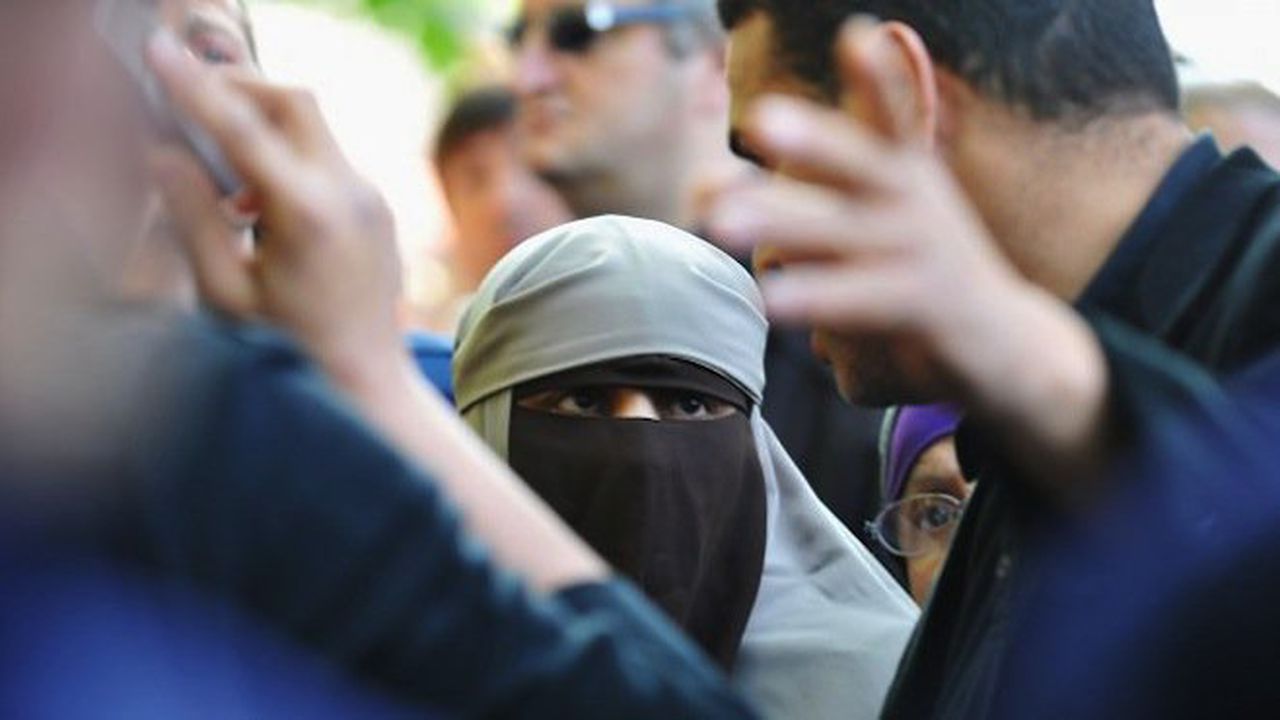 Общинарка от ВМРО се появи с бурка в местния парламент в Пловдив (снимка+видео)