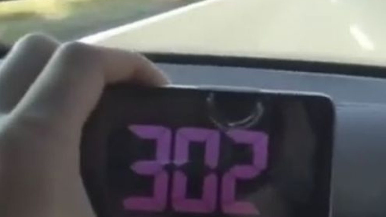 БМВ летя с 300 км/ч по българска магистрала (видео)