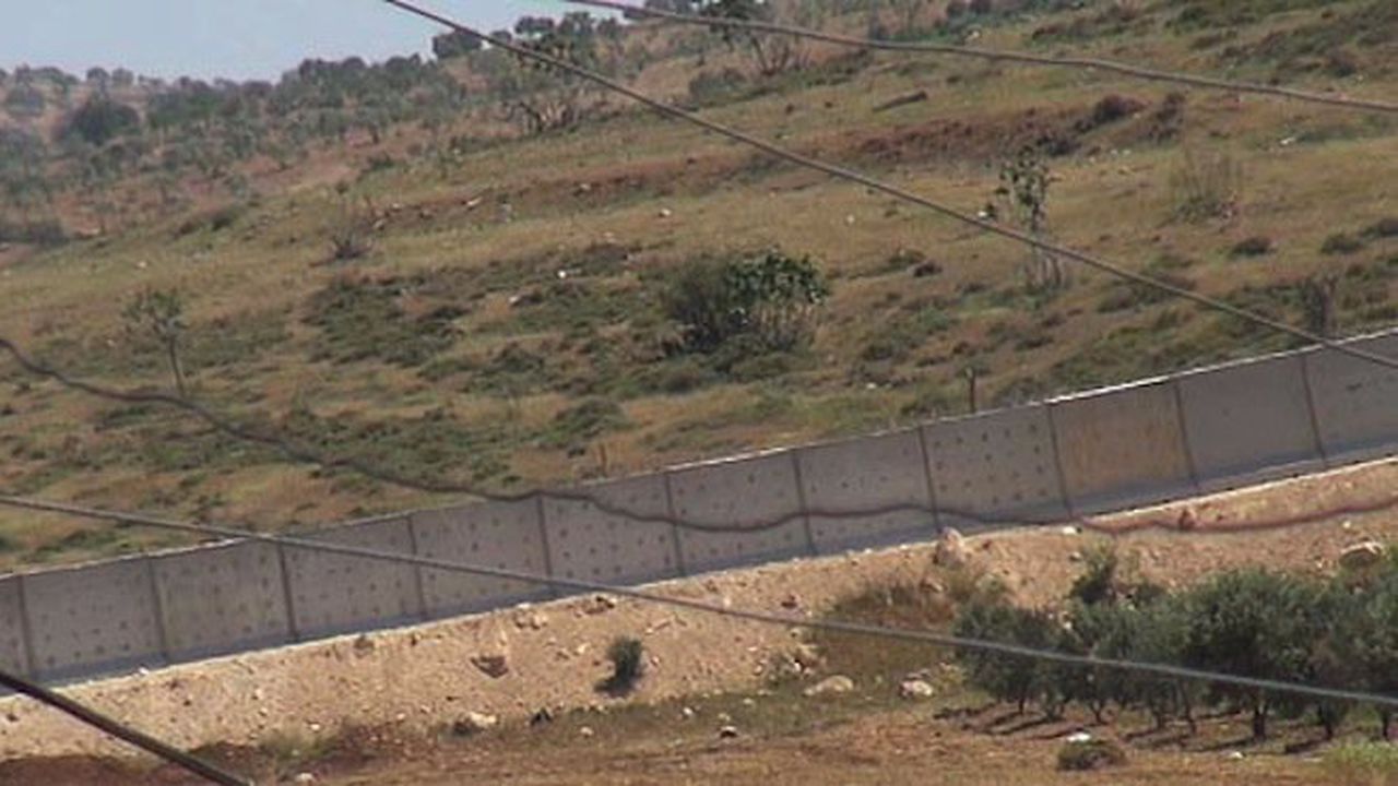 Турция строи бетонна стена по границата със Сирия (снимка)