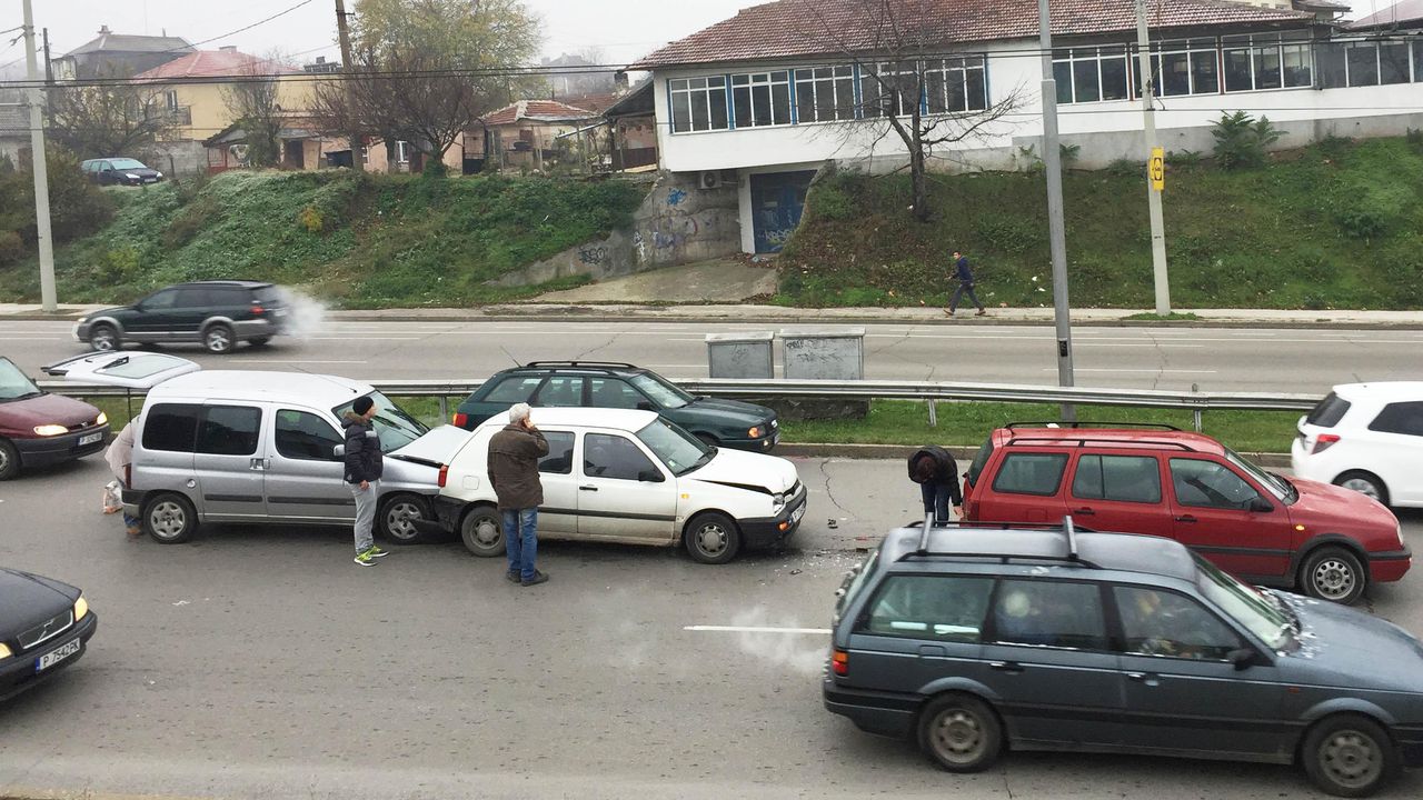Поредица от катастрофи на мост в Русе заради заледен път (снимки)