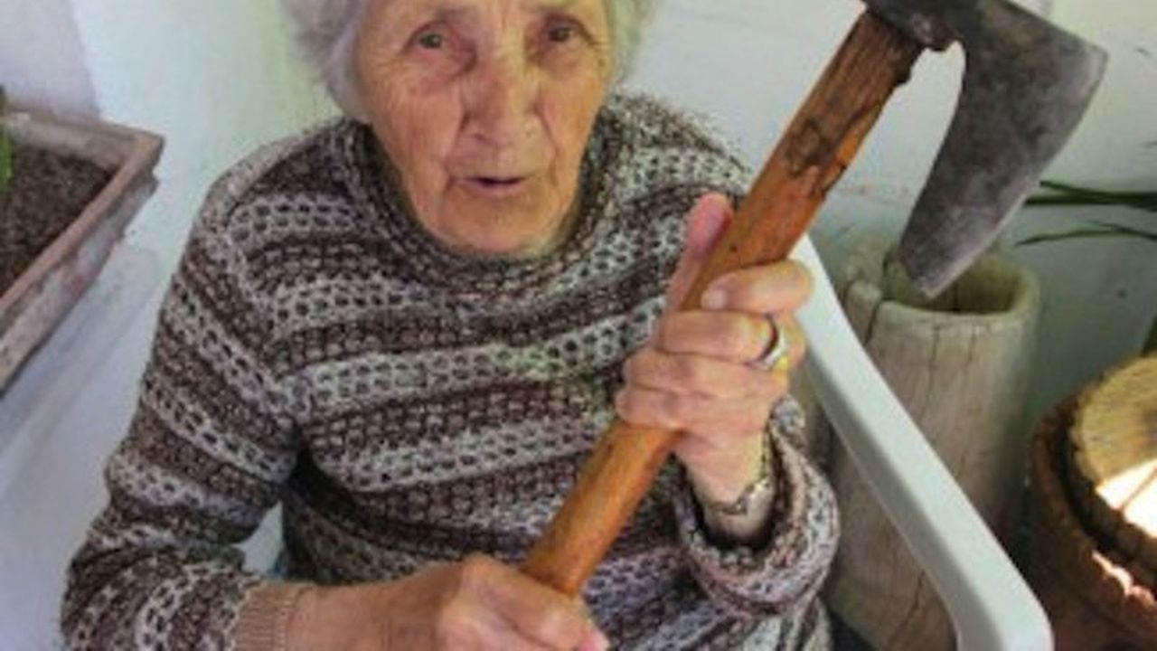 Тази българска баба е хит в eBay