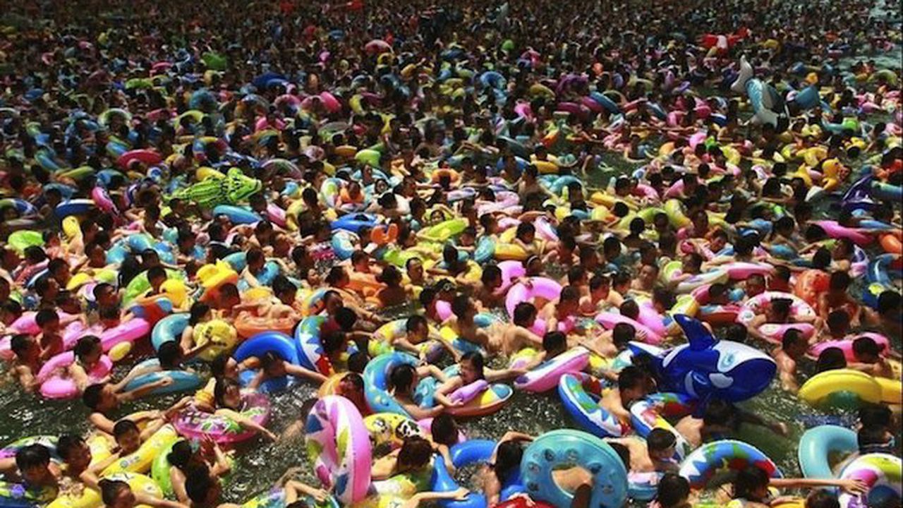 Осем момичета бяха намушкани в аквапарк край Токио