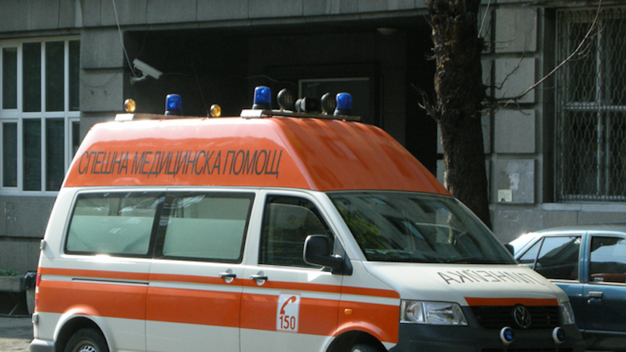 Двама души в болница след катастрофа