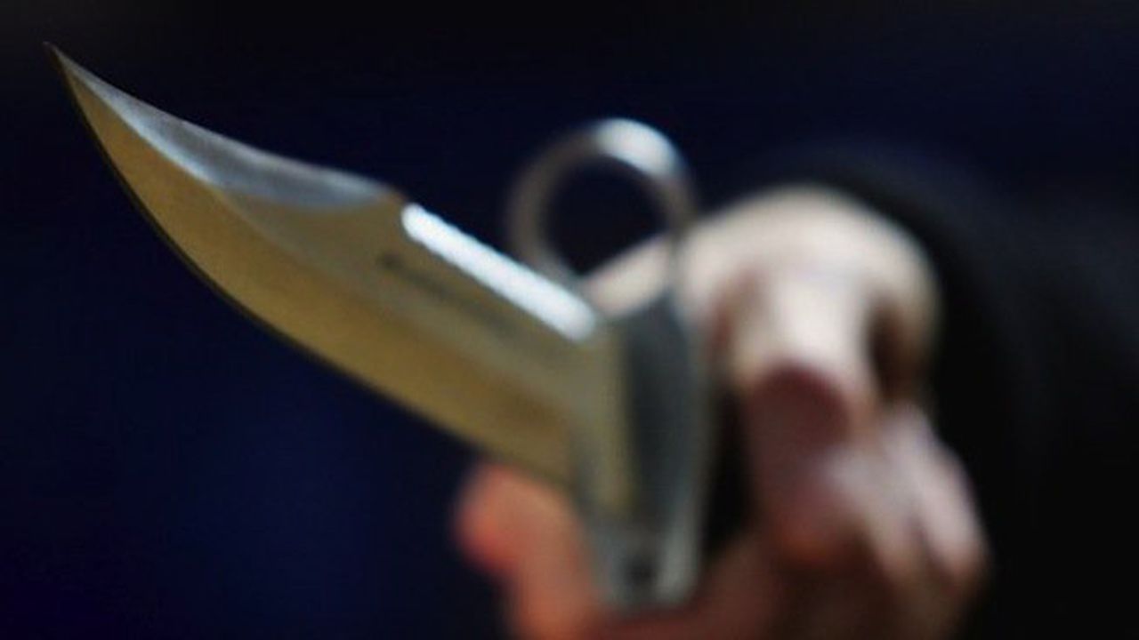 Въоръжен мъж намушка смъртоносно германски полицай
