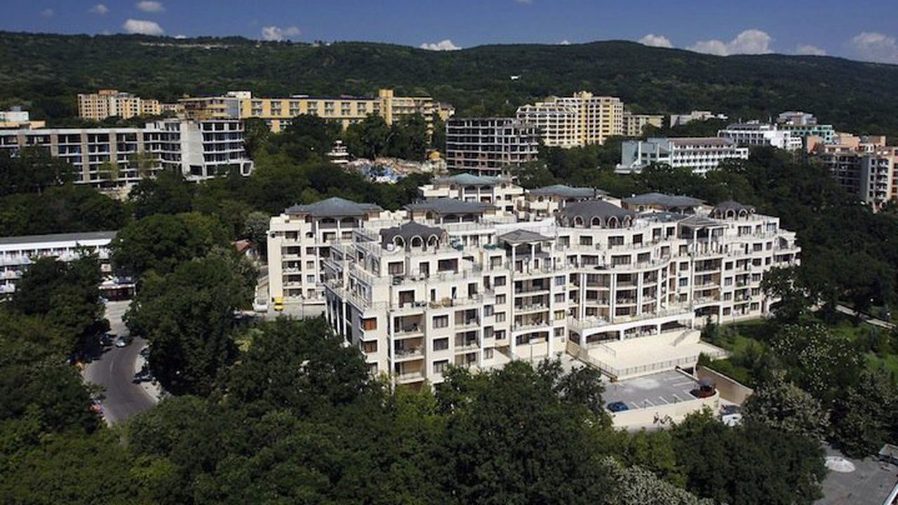 Ангелкова нареди проверка на два хотела в Златни пясъци