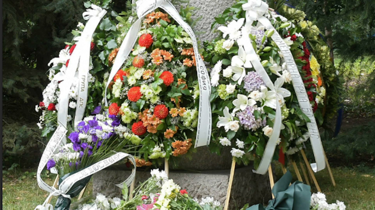 Цигани поругаха паметник на митрополит (снимки)
