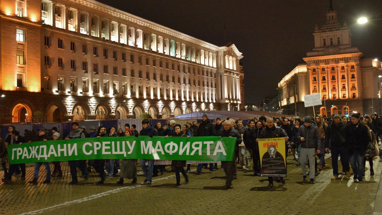 Протестиращи: Ще изметем управляващите (обновена+снимки+видео)